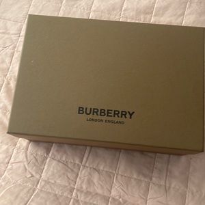 Burberry beige/white